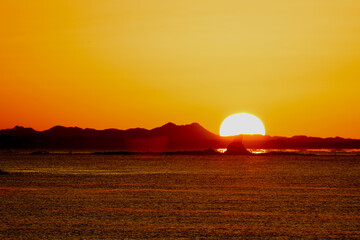 茅ヶ崎海岸の日出、烏帽子岩と鋸山