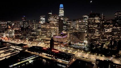 Obraz premium San Francisco Skyline In California United States. Illuminated City. Port Of San Francisco Landscape. Downtown City At Night. San Francisco Skyline In California United States. Landmark Skyline. 