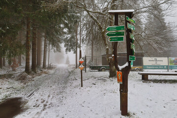 Wegweiser zum Wandern im Thüringer Wald bei Schnee und Nebel in der Nähe vom Bahnhof Rennsteig, Schmiedefeld am Rennsteig, Stadt Suhl, Thüringen, Deutschland	