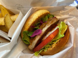 野菜がたっぷり入ったハンバーガー