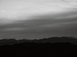 山の上を流れる雲