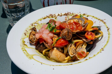 Frutti di mare nel piatto bianco
