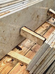 Fensterbänke aus Marmor gelagert auf einer Holzpalette im Freien