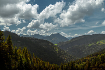 Obraz premium cloudy landscape over the mountains