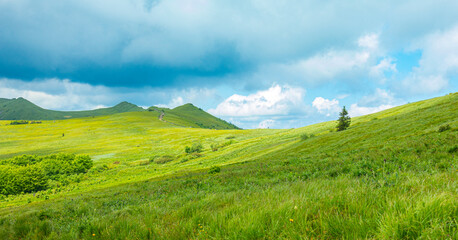 Bieszczady góra góry połoniny las drzewa dolina niebo chmury wiosna lato © Dariusz