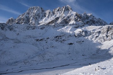 Obraz premium Winter scenery of Himalaya panorama during route to Renjo La Pass. Sagarmatha National Park, Himalayas, Nepal