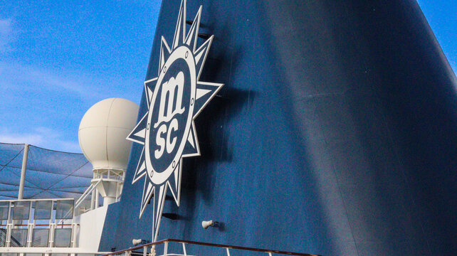 Parte traseira do navio MSC Sinfonia, capturada em 03 de novembro de 2024. A imagem destaca o design moderno e as caracter&iacute;sticas distintas da embarca&ccedil;&atilde;o de cruzeiro