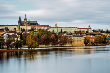 Obraz premium Panoramic view of Prague Castle and St. Vitus Cathedral over the Vltava River in Prague, Czech Republic.