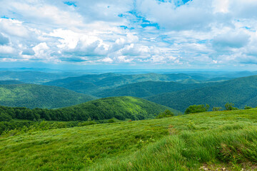 Fototapeta premium Bieszczady góra góry połoniny las drzewa dolina niebo chmury wiosna lato