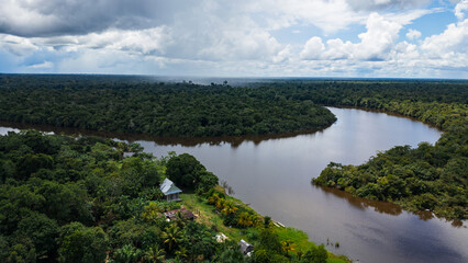 Obraz premium AERIAL PHOTOS OF THE NANAY RIVER AND BOATS NAVIGATING IN ITS WATERS, IN THE PERUVIAN AMAZON JUNGLE, BLACK WATER IGAPO WITH COMMUNITIES OF PEOPLE SURROUNDING THE NANAY.