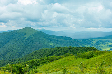 Bieszczady g&oacute;ra g&oacute;ry połoniny las drzewa dolina niebo chmury wiosna lato