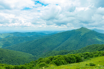 Fototapeta premium Bieszczady góra góry połoniny las drzewa dolina niebo chmury wiosna lato