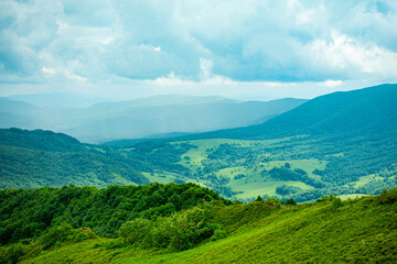 Bieszczady góra góry połoniny las drzewa dolina niebo chmury wiosna lato © Dariusz