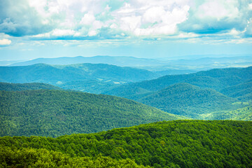 Bieszczady g&oacute;ra g&oacute;ry połoniny las drzewa dolina niebo chmury wiosna lato