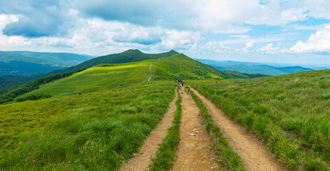 Bieszczady góra góry połoniny las drzewa dolina niebo chmury wiosna lato