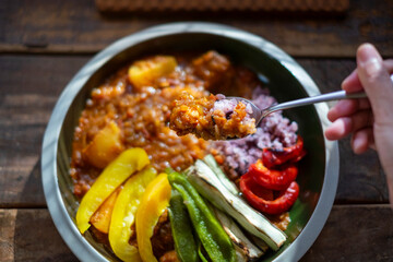 手作りインドチキンカレーを食べる