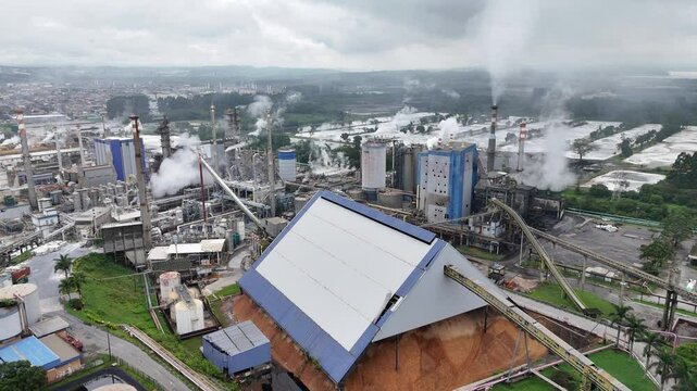 Vis&atilde;o a&eacute;rea em 4K de uma ind&uacute;stria de papel, mostrando a &aacute;rea de produ&ccedil;&atilde;o, m&aacute;quinas, e estrutura fabril. O v&iacute;deo captura a magnitude e os detalhes do processo industrial e a log&iacute;stica no local