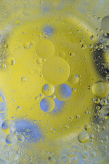 Bąbelkowa abstrakcja, która powstała w połaczeniu wody i oleju. Niepowtarzalny wzór dzięki fotografii makro, artystyczne koła.