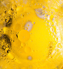 Bąbelkowa abstrakcja, która powstała w połaczeniu wody i oleju. Niepowtarzalny wzór dzięki fotografii makro, artystyczne koła.