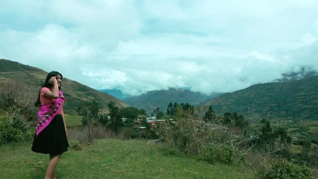  Video de una feliz campesina con ropa t&iacute;pica hablando por un tel&eacute;fono celular en los Andes peruanos. Mujer usando tel&eacute;fono m&oacute;vil. Quechua. Andes.