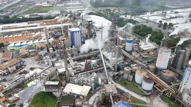 V&iacute;deo mostrando uma planta industrial e vis&atilde;o a&eacute;rea de uma ind&uacute;stria de papel e celulose, destacando o processo de produ&ccedil;&atilde;o, maquin&aacute;rio e a opera&ccedil;&atilde;o das chamin&eacute;s e caldeiras