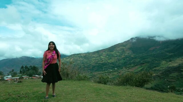 una campesina atractiva con ropa t&iacute;pica caminando en un sendero pueblos en los Andes peruanos. Mujer estilo de vida. Quechua. Andes. aire libre