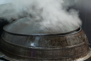 김이 모락모락 나는 검은 가마솥