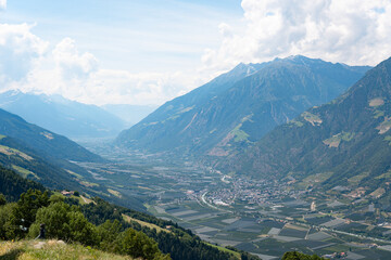 Naklejka premium Der Ausblick von Aschbach oberhalb von Algund mit Blick über Vinschgau. Südtirol, Italien.