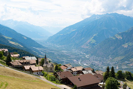 Aschbach oberhalb von Algund mit Blick &uuml;ber Vinschgau. S&uuml;dtirol, Italien.