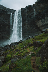 Fossa Wasserfall, Sunda Gemeinde, Streymoy Insel, Färöer Inseln, Dänemark, Europa on a moody day with a person in the front