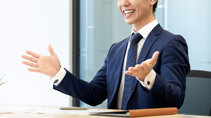 説明・商談をする男性ビジネスマン