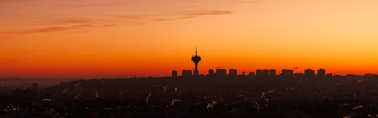 Vue aérienne d'une tour de télécommunication au lever du soleil, Paris