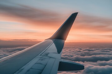 Fototapeta premium 空の上での夕日を背景にした飛行機の翼の眺め