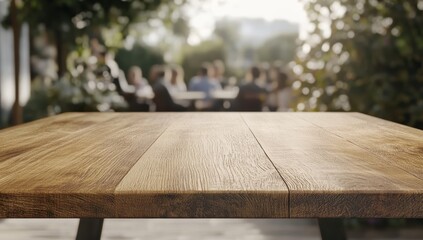 木製テーブルがある庭での夕方の集まりの様子