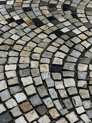 nasses Kopfsteinpflaster, im Bogen gelegt, 