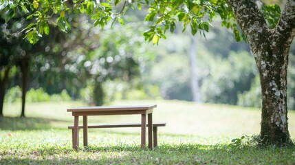 Ruhiges Picknick f&uuml;r Kinder unter einem Baum im Fr&uuml;hling