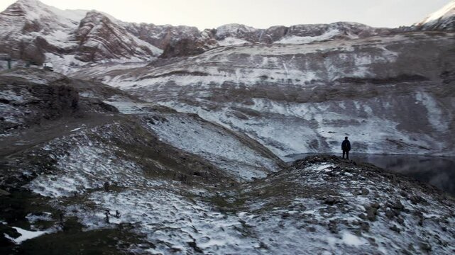 Marveling at the Ib&oacute;n de Sabocos: an adventurer contemplates the snowy landscape in Panticosa, Aragon, while a drone captures unique aerial views of the Tena Valley and the Sierra de Tende&ntilde;era Pyrenee