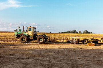 Obraz premium A large tractor is parked in a field