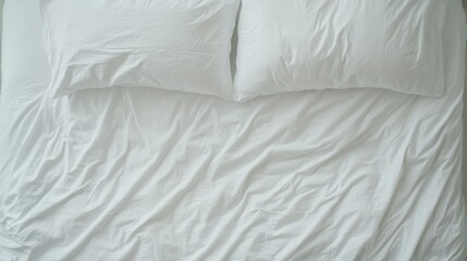 Obraz premium Gemütliche Erfrischung am Morgen mit flauschigen Kissen in frühlingshafter Schlafzimmereinrichtung