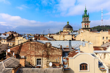 Obraz premium A city view with a tall green tower in the background