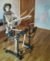 Skelett am Schlagzeug