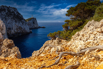 Krajobraz letni, niebieskie niebo, widok na zatokę, błękitne Morze Jońskie na greckiej wyspie Lefkada, tło dla projektu, tapeta © anettastar