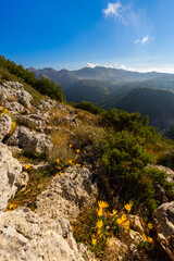 Widok na góry na greckiej wyspie Lefkada, letni urlop, letnie podróże, tło dla projektu, tapeta, krajobraz	