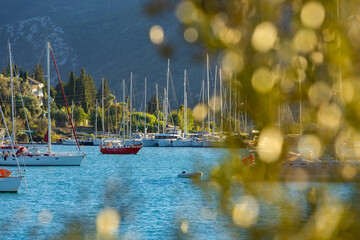 Krajobraz letni, niebieskie niebo, widok na zatokę i przystań nad błękitnym Morzem Jońskim na greckiej wyspie Lefkada, tło dla projektu, tapeta © anettastar