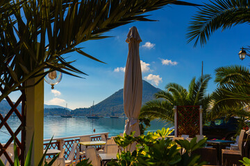 Krajobraz letni, niebieskie niebo, widok na zatokę i przystań nad błękitnym Morzem Jońskim na greckiej wyspie Lefkada, tło dla projektu, tapeta © anettastar