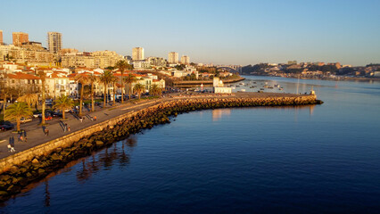 Obraz premium Vista capturando a deslumbrante paisagem do Porto e de Matosinhos, onde o Rio Douro encontra o Oceano Atlântico. A cena apresenta as areias douradas da praia de Matosinhos, 