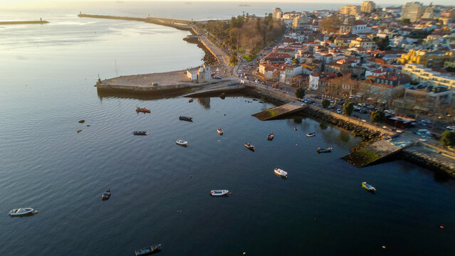 Vista capturando a deslumbrante paisagem do Porto e de Matosinhos, onde o Rio Douro encontra o Oceano Atl&acirc;ntico. A cena apresenta as areias douradas da praia de Matosinhos, 