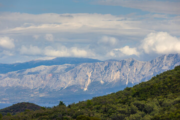 Obraz premium Widok na góry na greckiej wyspie Lefkada, letni urlop, letnie podróże, tło dla projektu, tapeta, krajobraz 