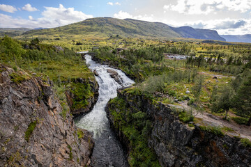 wasserfall mit schlucht und schöner landschaft