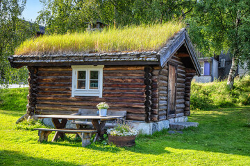 kleine traditionelle scheune mit grasdach